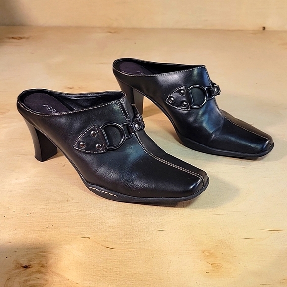 Aerosoles Cinch Worm Black Leather Womens Heels - Picture 2 of 9